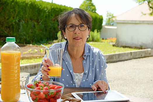 老年,女人,喝,橙汁,花园