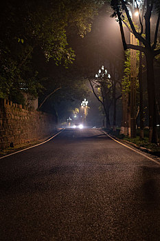城市夜晚静谧的小路路