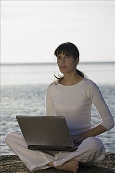 坐,女人,双腿交叉,海边,笔记本电脑,膝