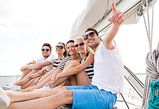度假,旅行,海洋,友谊,人,概念,微笑,朋友,坐,游艇,甲板,指向
