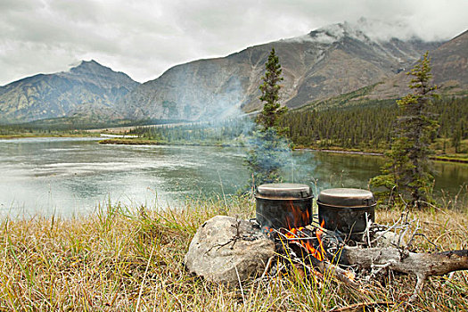 两个,锅,烹调,露营,火,蒸汽,风河,外皮,分水岭,北方,山峦,后面,育空地区,加拿大