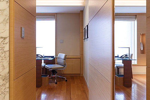 高档商务酒店或商务办公楼办公室走廊和办公桌椅