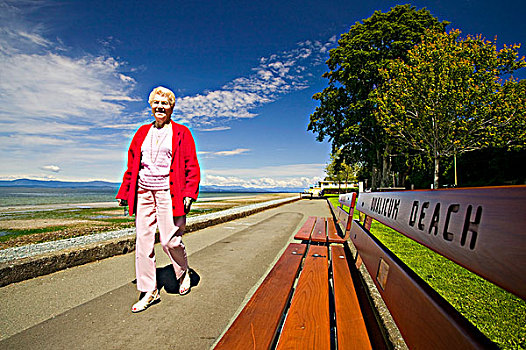 老年,女人,走,水岸,海滩,温哥华岛,不列颠哥伦比亚省,加拿大