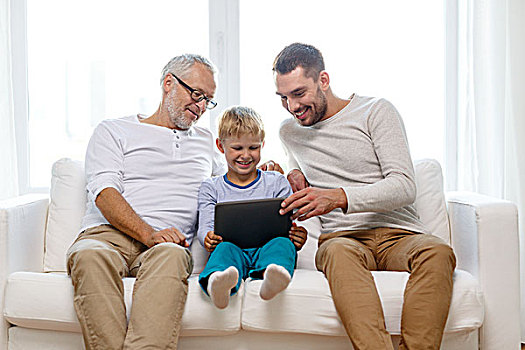 家庭,科技,人,概念,微笑,父亲,儿子,爷爷,坐,沙发,平板电脑,电脑,在家