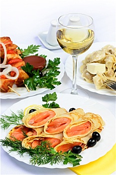 桌子,食物,肉,三文鱼卷,饺子,白葡萄酒