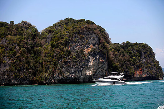 蓝天下的泰国普吉岛