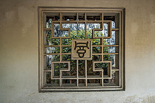 吴江市同里古镇退思园长廊墙上镂空雕刻图案