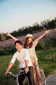 年轻情侣骑自行车