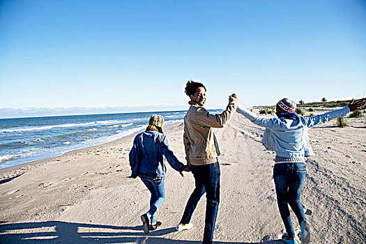 三个,朋友,走,海滩,握手,后视图