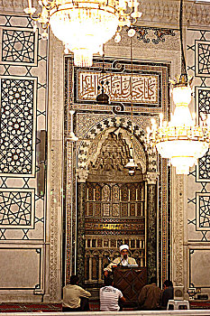 叙利亚大马士革伍麦叶清真寺内景-讲经的阿訇