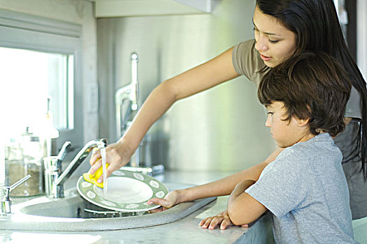 母亲,儿子,洗碗