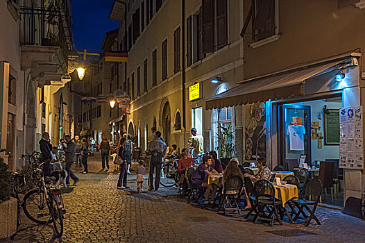 步行街,历史,城镇中心,晚上,特兰提诺阿尔托阿迪杰,意大利,欧洲
