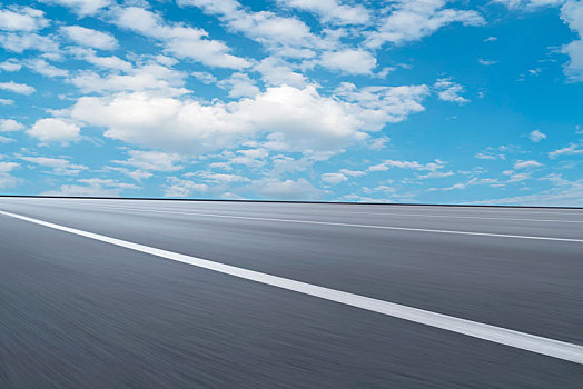 公路沥青路面和天空云彩景观