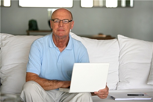 老人,坐,沙发,正面,笔记本电脑