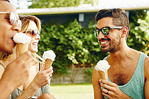 男性,女性朋友,吃,冰激凌蛋卷,公园