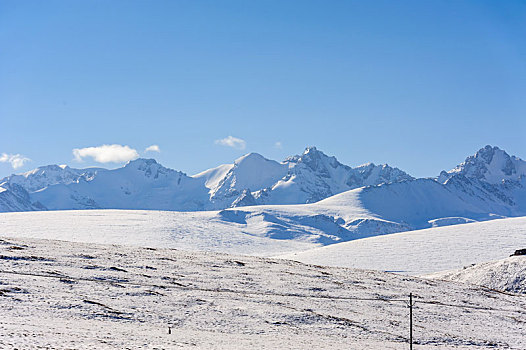 中国新疆雪山高山风光