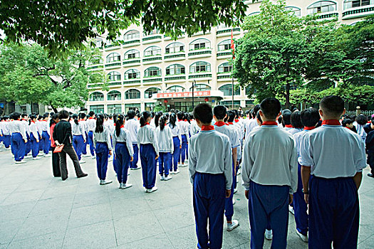 大量,学生,制服,站立,广场,后视图