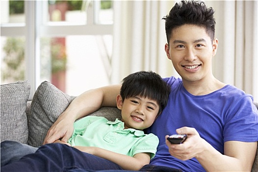 中国人,父子,坐,看电视,沙发,一起