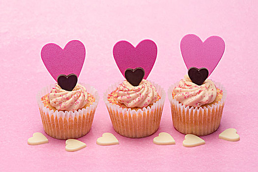 三个,情人节,杯形蛋糕,心形,装饰,粉色背景