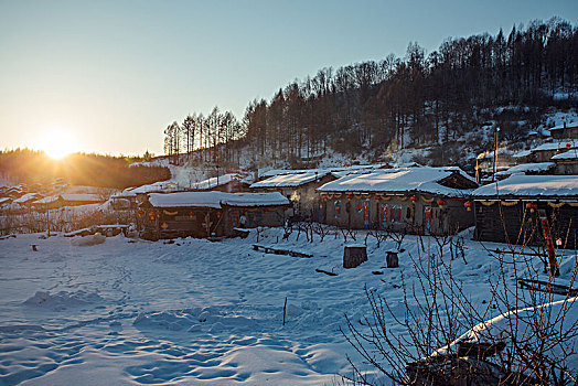 夕阳下的雪中村庄