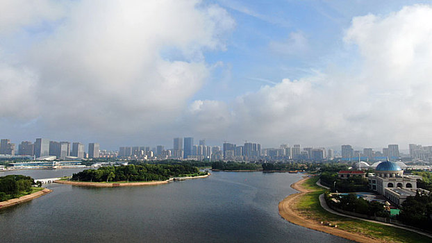 山东省日照市,夏日里的水上公园风景如画,市民悠闲垂钓乐享生活