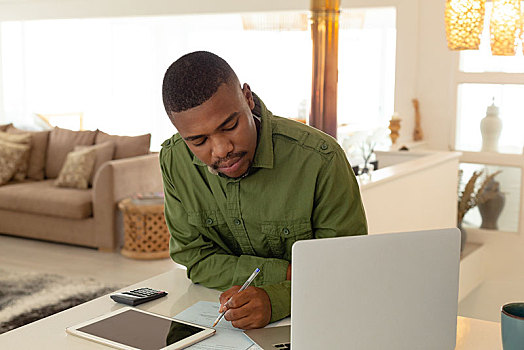男人,看,笔记本电脑,显示屏,文字,纸,餐桌,厨房,舒适,家