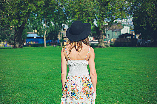 美女,戴着,连衣裙,帽子,站立,草,公园,晴朗,夏天
