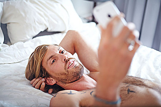 男人,露胸,卧,床,发短信,手机