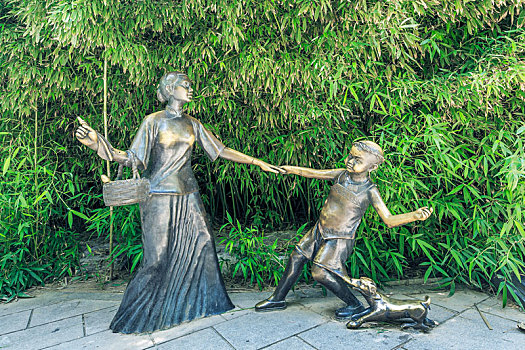 绿色竹林前妇女儿童和狗雕塑,济南大明湖公园