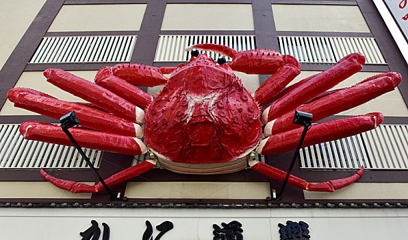 红色的螃蟹雕塑