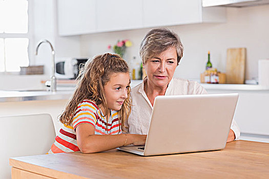孩子,奶奶,看,笔记本电脑,厨房