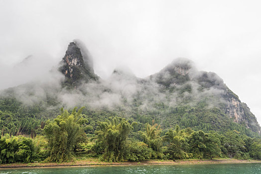 烟雨中的中国桂林漓江山水风光