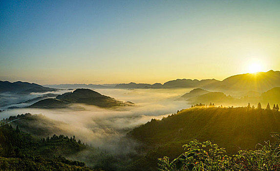 重庆酉阳,夕阳无限美,点灯祈福长