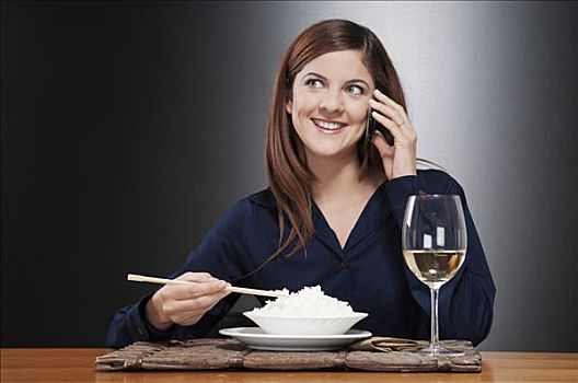女人,交谈,手机,吃饭,米饭