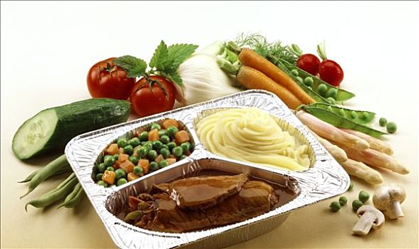 方便食品,牛肉卷,土豆泥,蔬菜,箔盘
