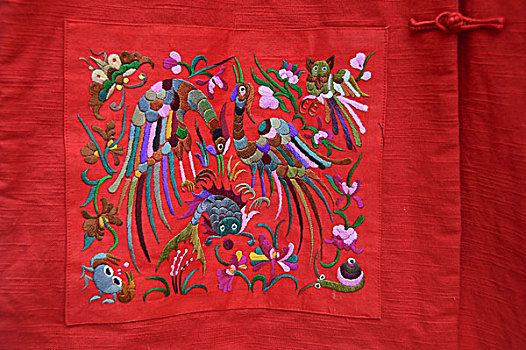灵墀坊的红色礼服上的刺绣,灵墀坊是专门定制礼服旗袍的设计工作室,北京东城区方家胡同46号