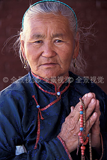 亚洲_蒙古_乌兰巴托_老太太_佛教_朝圣_高清图片_全景视觉