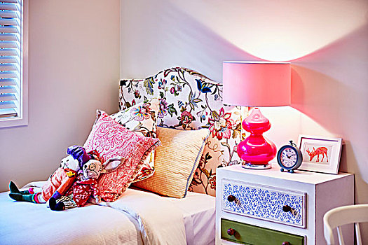 毛绒玩具,散落,垫子,床,床头板,软垫,花,布,粉色,台灯,床头柜