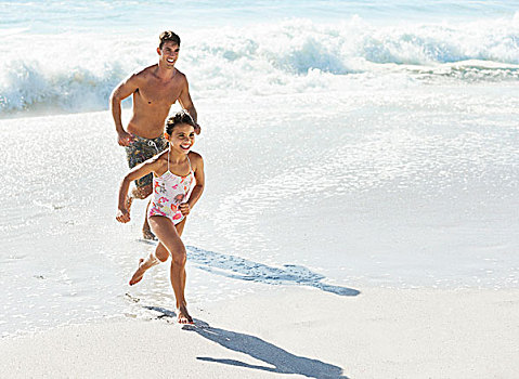 父亲,女儿,跑,海浪,海滩
