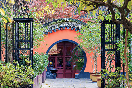 铁艺门后的中式红墙圆门,南京市清凉山公园