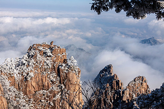 中国安徽黄山风景区,冬日雪后奇峰怪石林立,云雾飘渺宛若仙境