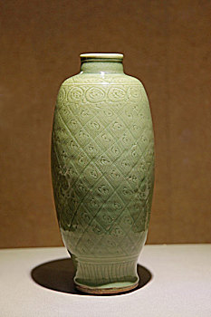 龙泉窑青釉刻划花瓶
