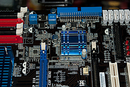 电子设备－台式电脑彩色主板北桥散热器特写