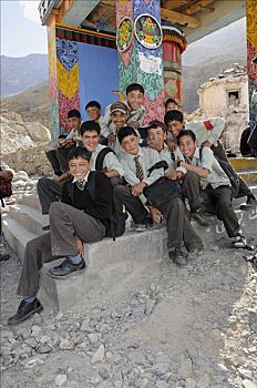 学生,穿,制服,正面,转经轮,山谷,印度,喜马拉雅山