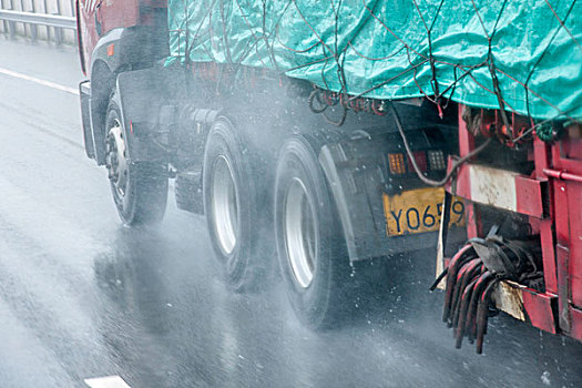 重庆至长沙在雨中g70高速公路上的大货车