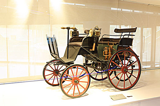 1886年世界上第一辆四轮汽车,德国