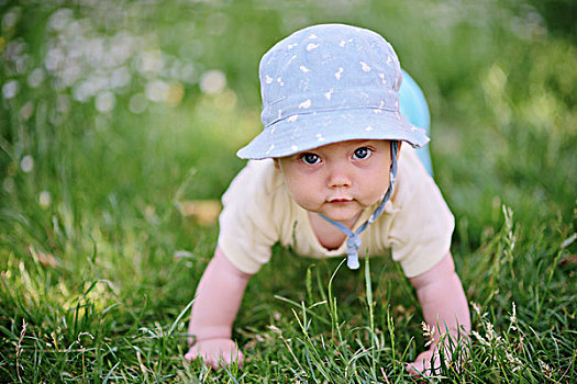 男婴,5个月,草,奥地利,欧洲