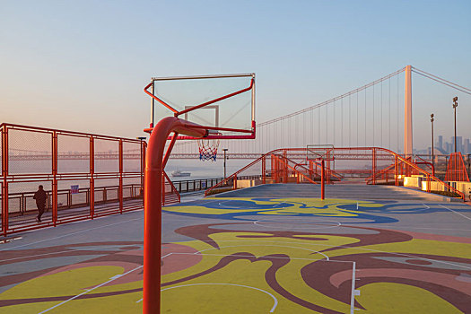 焕然一新的武汉杨泗港,这里曾经是最大的内河运输港口,整体搬迁后,政府在原址基础上改造成江滩主题公园,包括这个彩色的篮球场,专供市民免费运动和游玩,2023年1月14日正式开放