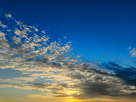 云海红日,湛蓝天空