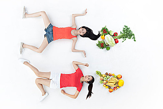 亚洲女孩与新鲜水果蔬菜